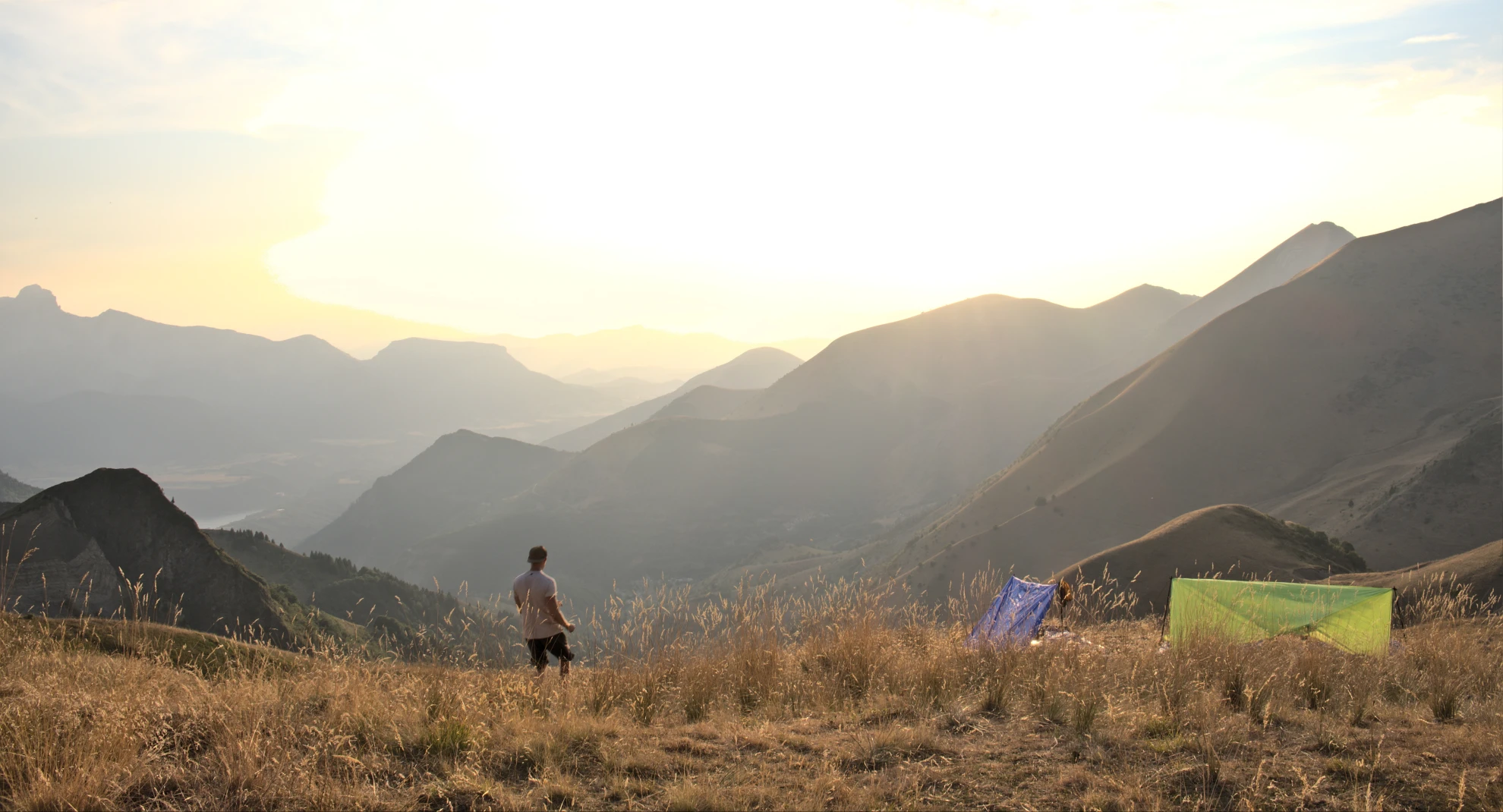 The roof travels in the pack: independent, you pick the evening spot while hiking, not 6 months ahead