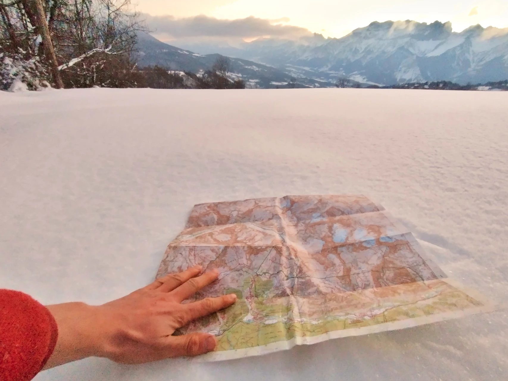A plateau in the Champsaur under snow. The trail is somewhere below our feet: map and compass take over the moment the waymarking goes.