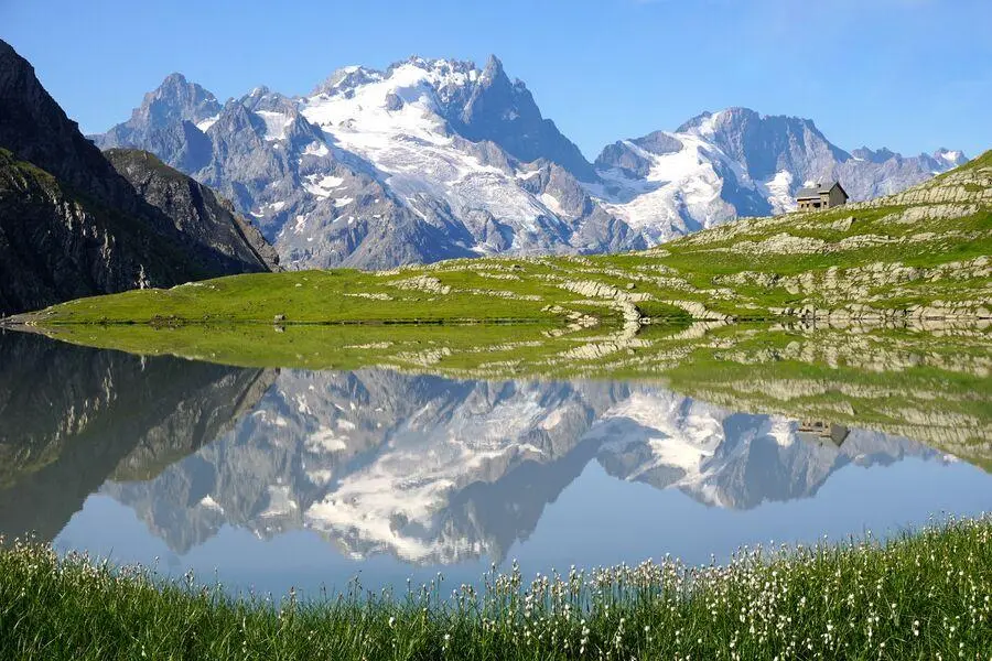 Lac du Goléon and the refuge, with the Meije and its glaciers in the background