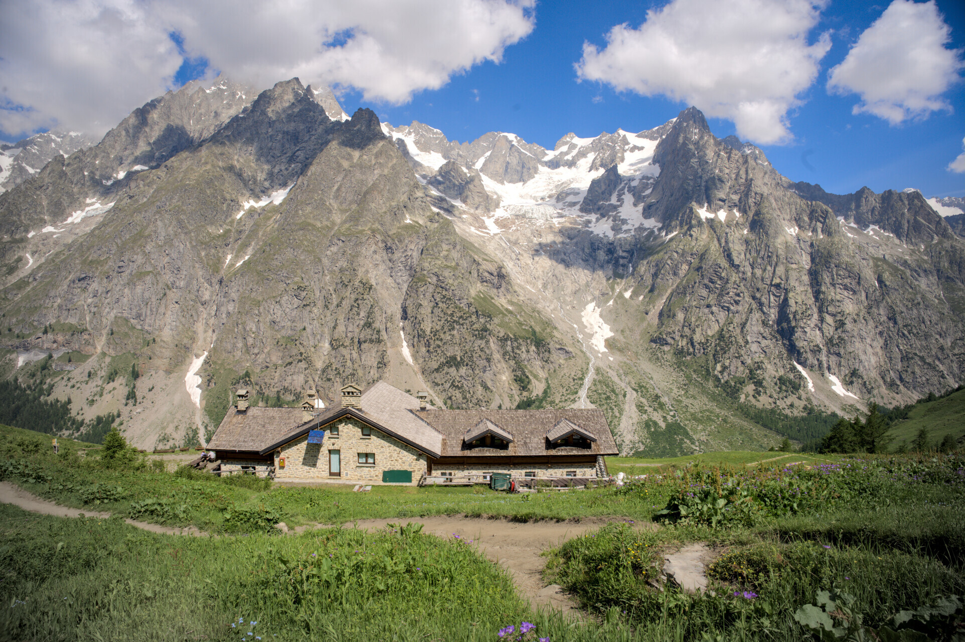 Mountain huts and lodging on the Tour du Mont-Blanc: map, stages and booking